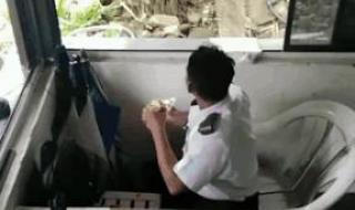 穿成这样的公交车你敢坐吗