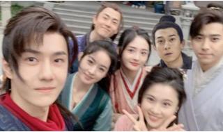 李易峰发了王一博拍的合照 李易峰发了王一博拍的合照